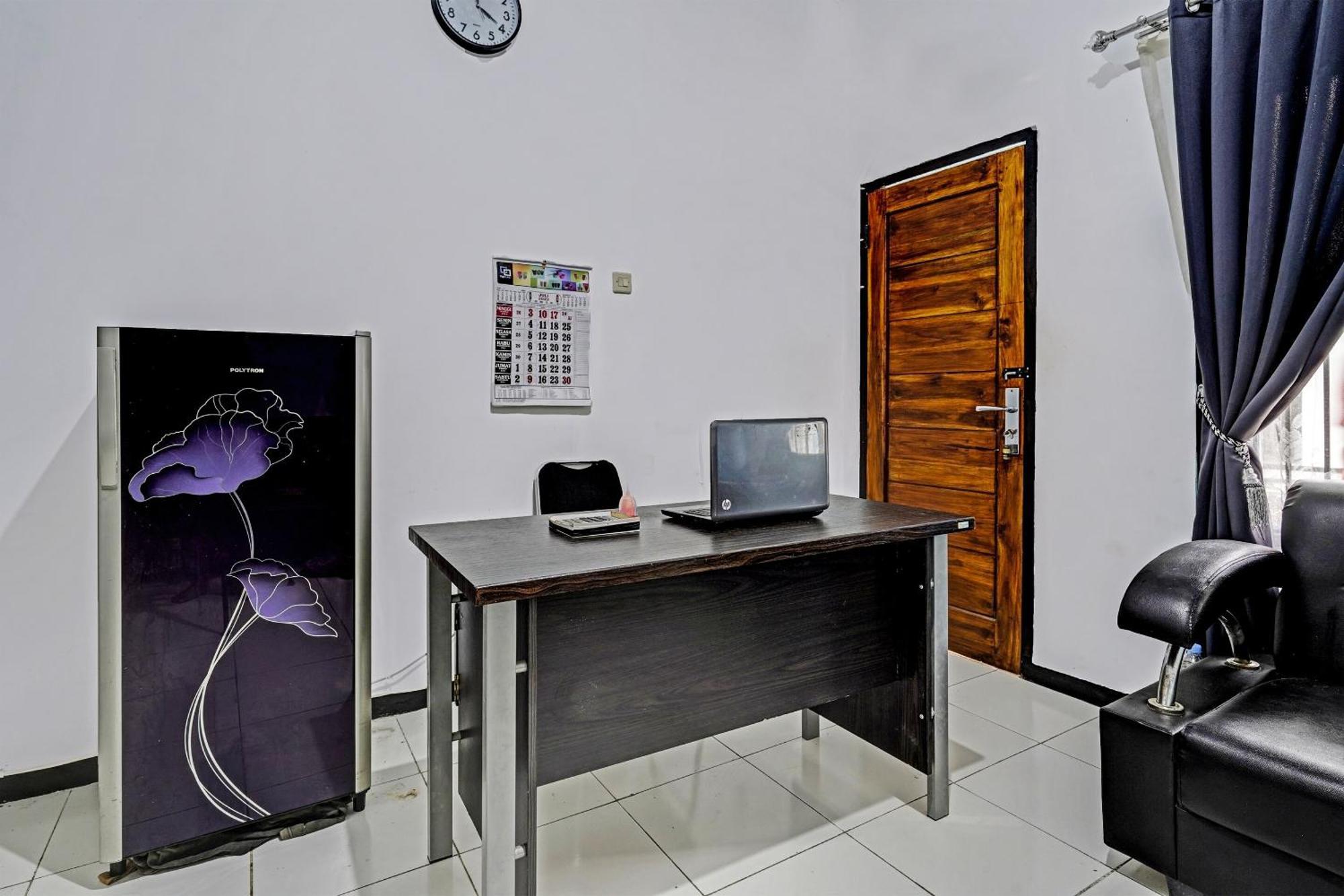 Oyo 91334 Permata Papua Guest House Pameungpeuk  Экстерьер фото
