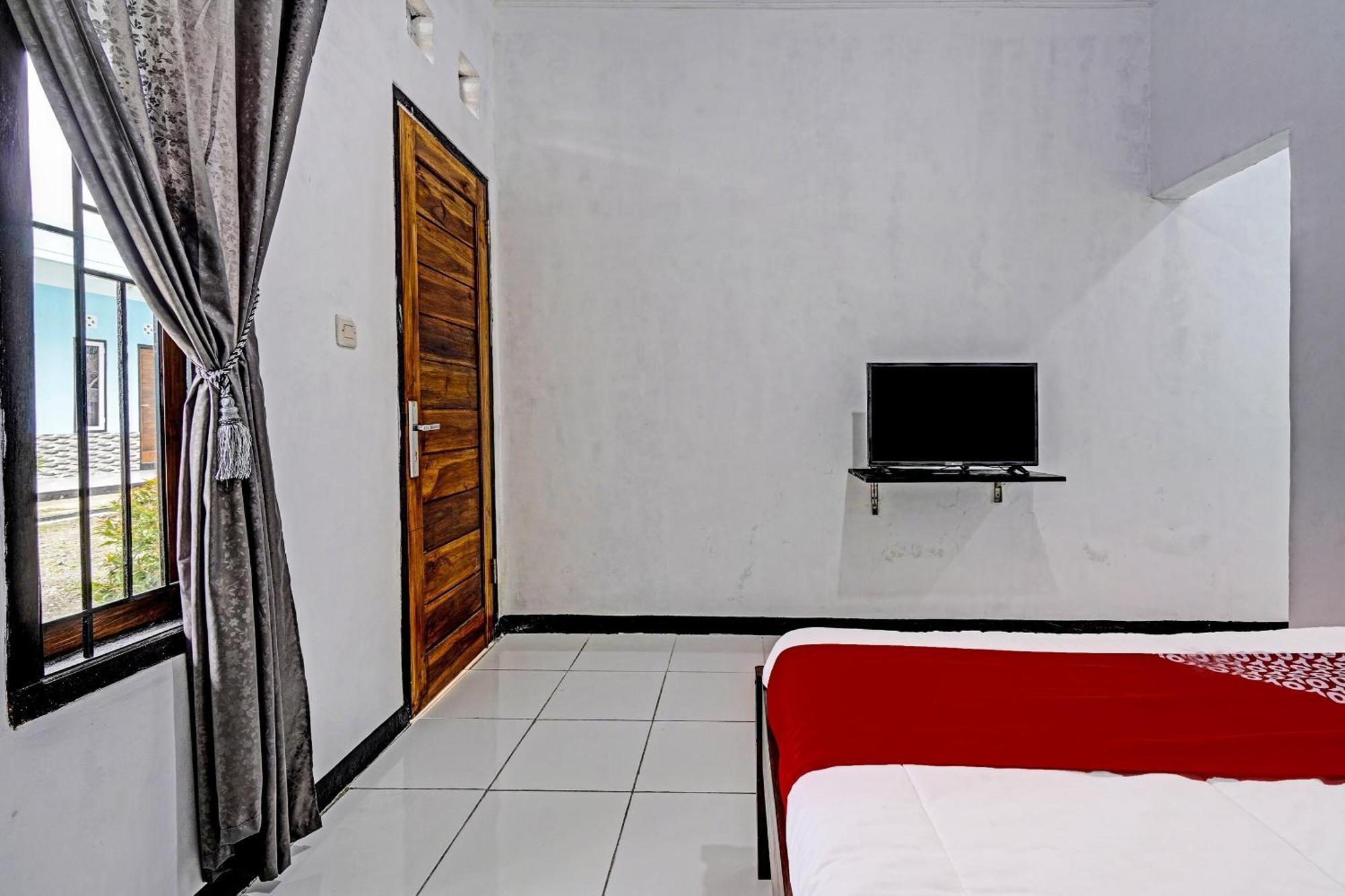 Oyo 91334 Permata Papua Guest House Pameungpeuk  Экстерьер фото