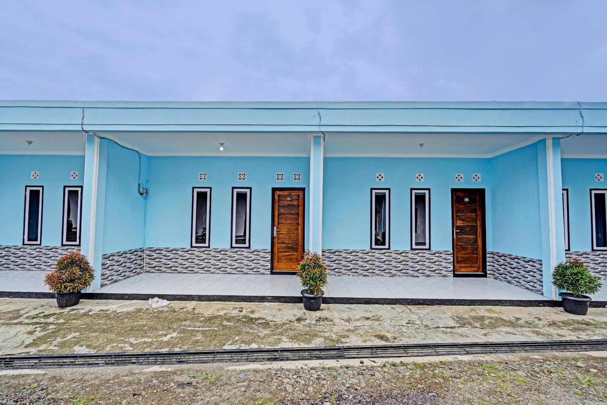 Oyo 91334 Permata Papua Guest House Pameungpeuk  Экстерьер фото